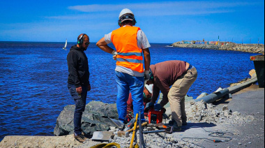 Puerto Quequén avanza con el reemplazo de columnas de alumbrado en la Escollera Sur