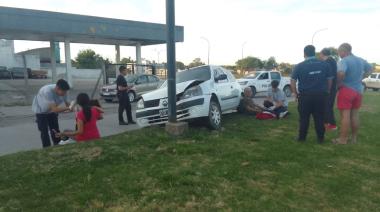 Un automóvil chocó contra una columna de alumbrado en la zona del Puente Colgante