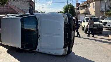 Qué mal manejamos: Un vehículo volcó en 79 y 22 por exceso de velocidad