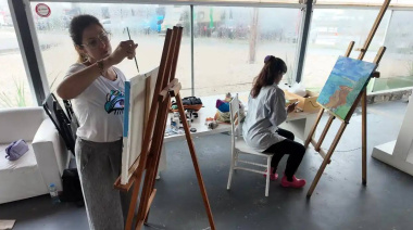 Doce artistas locales pintaron en vivo frente al mar en una nueva edición de “Miradas Portuarias”