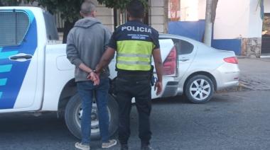 Intentó robar cuchillos de un supermercado y terminó aprehendido