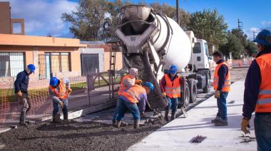 Puerto de Quequén avanza con la obra de bacheo en la Av. Almirante Brown para optimizar la logística y el tránsito urbano.