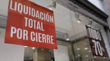 El centro de Necochea se llena de carteles de “liquidación por cierre” y expone el freno del consumo
