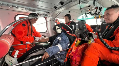 Prefectura evacuó de urgencia a un tripulante de un carguero frente a Quequén
