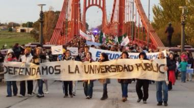 La comunidad educativa marchó en Necochea y Quequén en defensa de la universidad pública y la ciencia