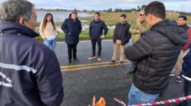 Intendentes de Necochea y San Cayetano, junto a funcionarios, se reunieron en la Ruta 228 por el grave anegamiento que mantiene cortado el tránsito