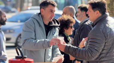 Polémica en Necochea: críticas a concejales libertarios por repartir pastelitos mientras avanza la quita de la Zona Fría