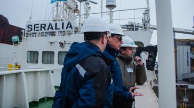 Puerto Quequén concretó una nueva gran exportación de soja a China: Carrillo recorrió la operatoria del buque "Seralia"