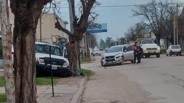 Una camioneta terminó sobre la vereda tras un choque en Avenida 74