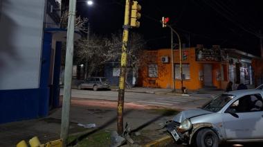 Una mala maniobra terminó con un auto contra un semáforo: la conductora sufrió heridas leves