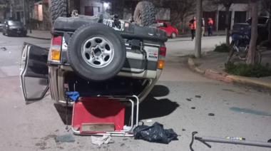 Vuelco de una camioneta en la madrugada: trabajaron Policía, Tránsito y una grúa