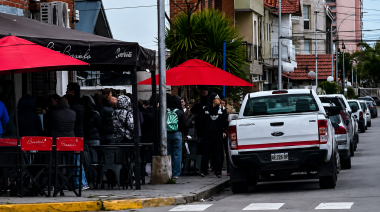 Una cola de dos cuadras por un empleo: la imagen que expone la otra cara del modelo económico Libertario