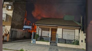 Controlaron un incendio en calle 63 y evitaron que las llamas alcanzaran viviendas