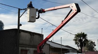 Avanza la colocación de nuevas luminarias LED en distintos sectores de Quequén