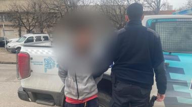 Rompió una vivienda, escapó de la Policía y otro hombre cayó con cocaína y cuatro cuchillos