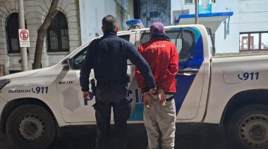 Detectado a tiempo: las cámaras vieron a un joven armado y la Policía lo interceptó antes de que ocurriera un hecho