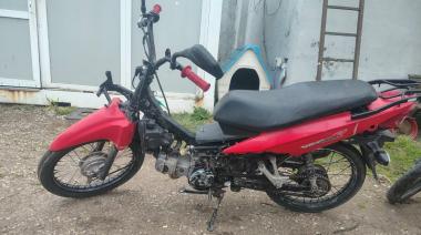 Chocaron contra una camioneta, huyeron a pie y abandonaron dos motos robadas
