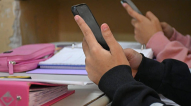 Ya es Ley la prohibición del uso de celulares en las escuelas bonaerenses