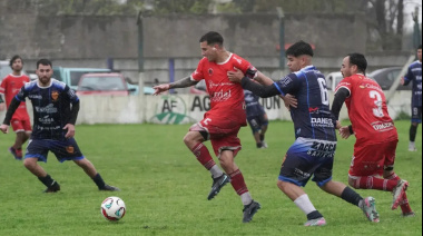 Liga Necochea: Villa Díaz Vélez recuperó el liderazgo y un vibrante 4-4 iluminó la tarde lluviosa en Quequén