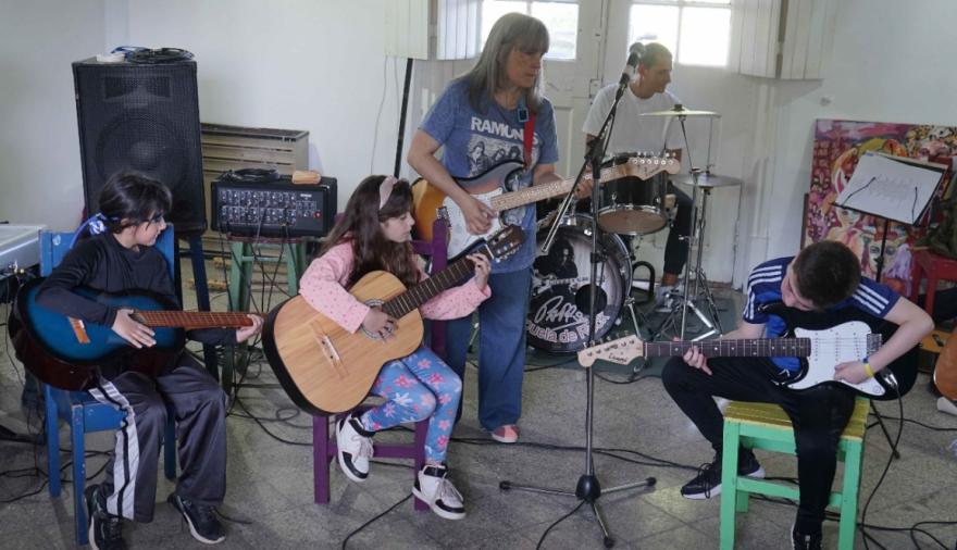 Con dos muestras colectivas, los talleres de música de la EMAN y la Escuela de Rock cierran el año lectivo