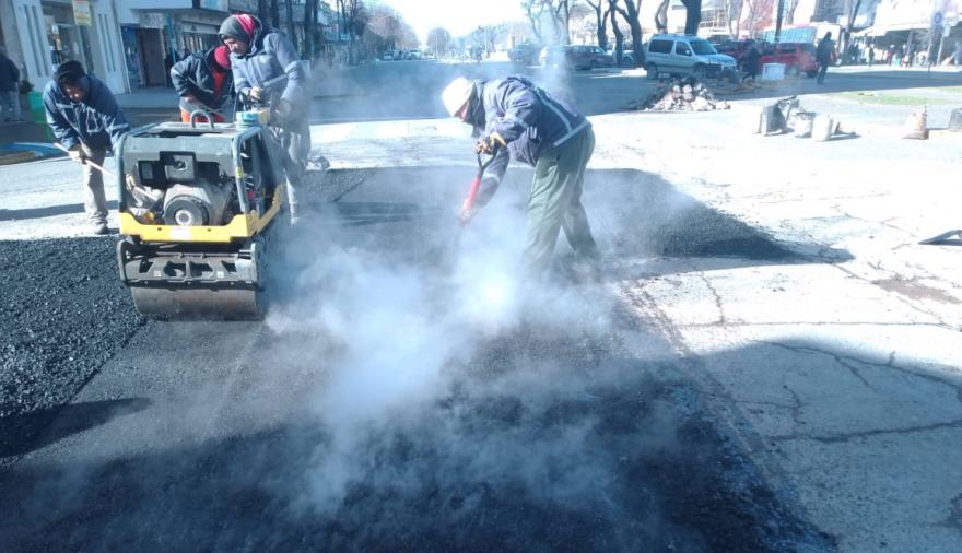 Se intensifica el plan de bacheo con trabajos en el microcentro y barrios