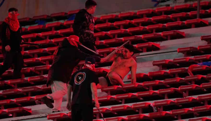 Noche de horror en Avellaneda: el paso a paso del enfrentamiento entre los barras de Independiente y la U de Chile