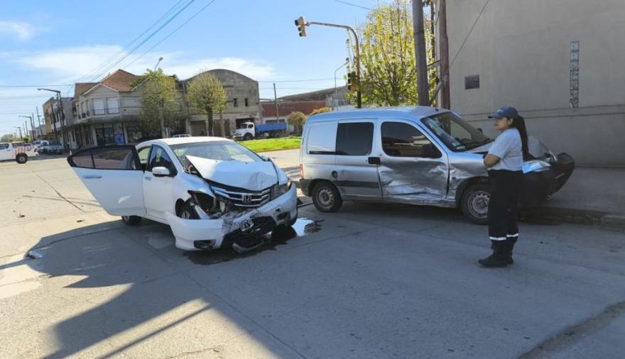 Fuerte choque en avenida 59 y calle 26: una mujer hospitalizada y graves daños materiales