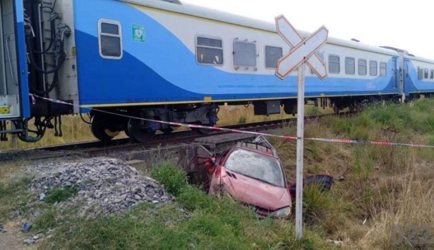 Grave choque entre un tren y un auto en la Ruta 2: tres heridos, uno en estado crítico