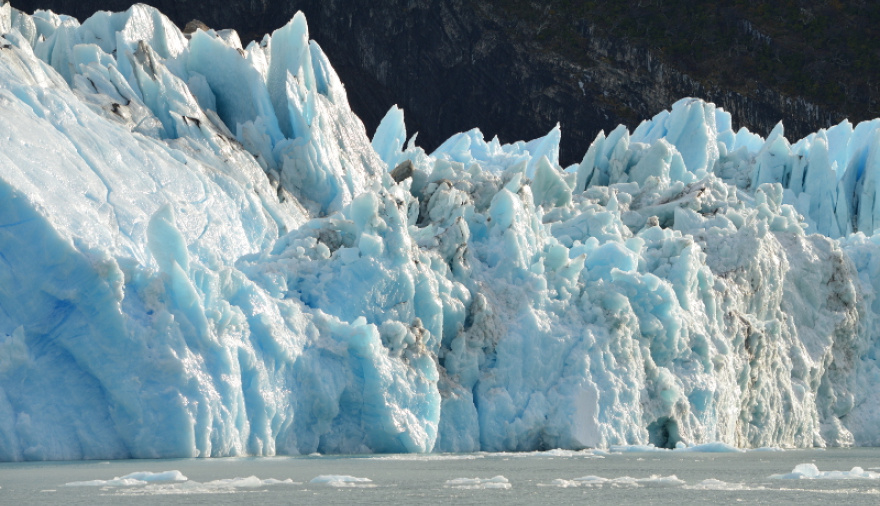“Rocas congeladas que no sirven”: críticas a senadores libertarios por desestimar el valor de los glaciares