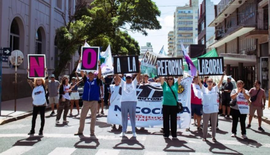 Gremios y autoconvocados marcharon en Necochea contra la Reforma Laboral en el marco del paro nacional