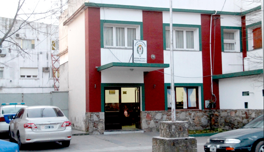 Motociclista atacó a inspectores de tránsito durante una persecución y una agente terminó hospitalizada