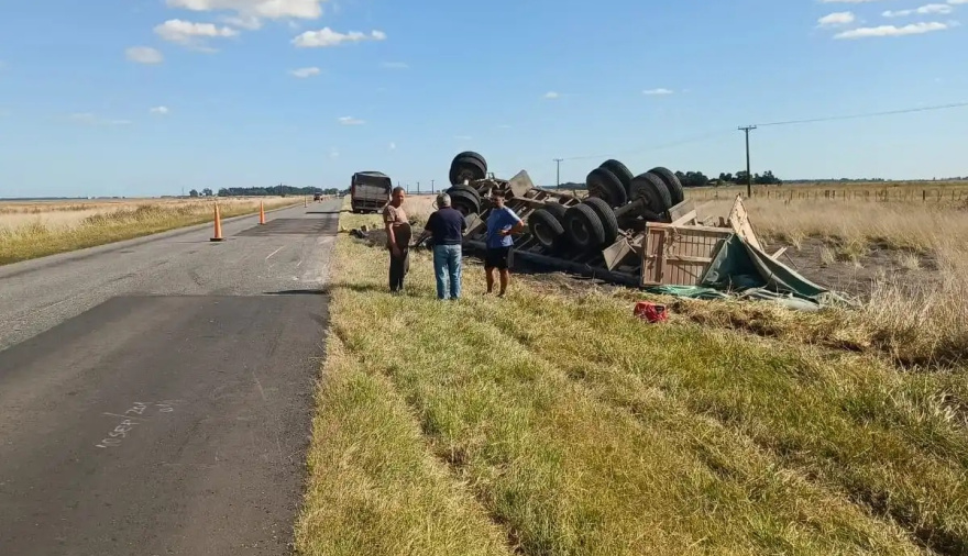Camionero necochense volcó su acoplado en la Ruta 55 y salió ileso