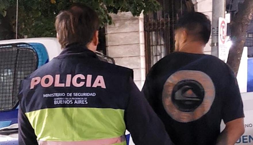 Machito violento detenido: golpeó a su pareja, rompió un vidrio y la dejó herida