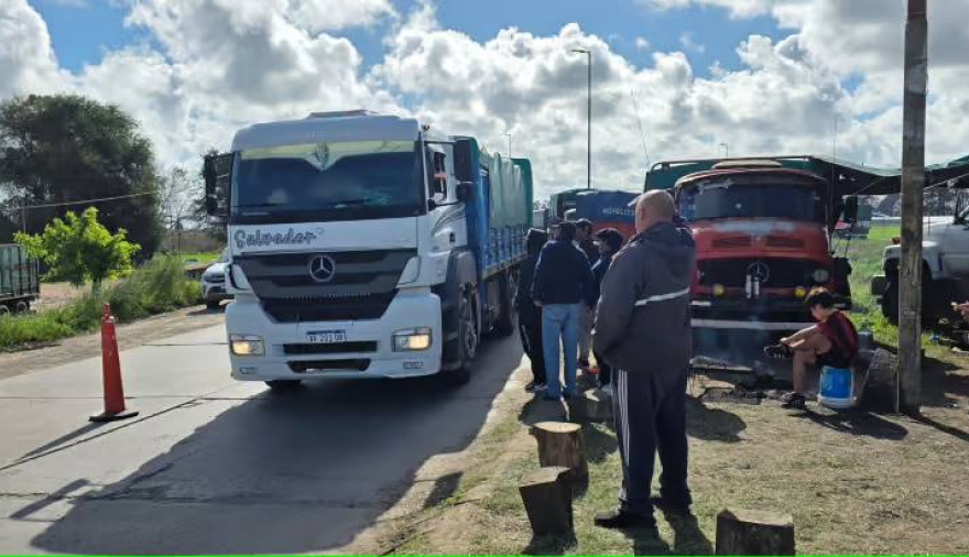 Se profundiza el conflicto: continúa el paro de transportistas en Quequén y crece la tensión en plena cosecha