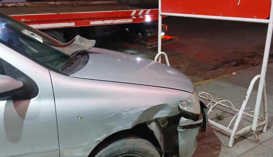 Conductor alcoholizado impactó contra un auto estacionado y un cartel