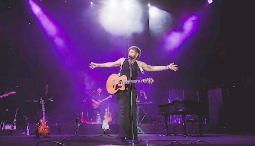 Cuenta regresiva para Axel en Necochea: el 25 de abril llega al Cine Teatro París con su “25 Tour”