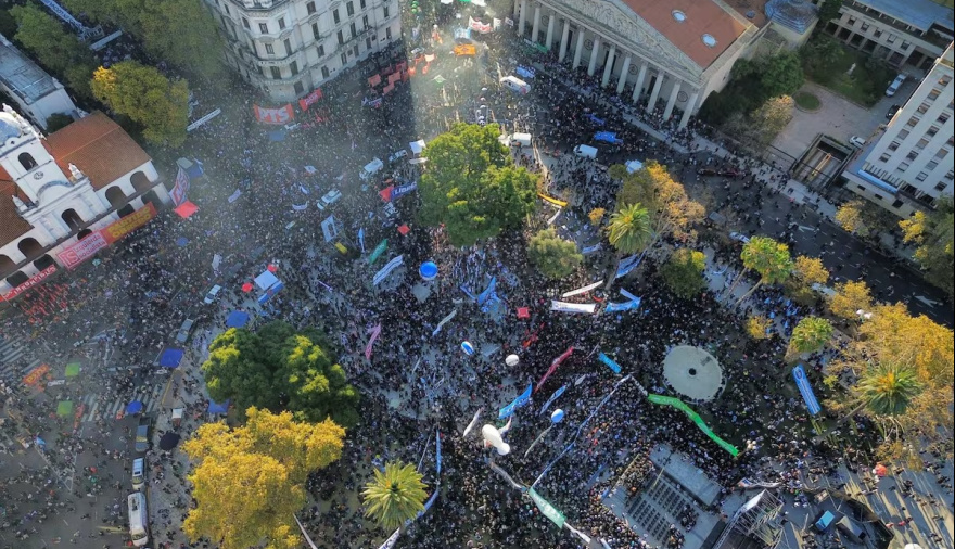 Multitudinaria marcha universitaria a Plaza de Mayo en reclamo por la ley de financiamiento
