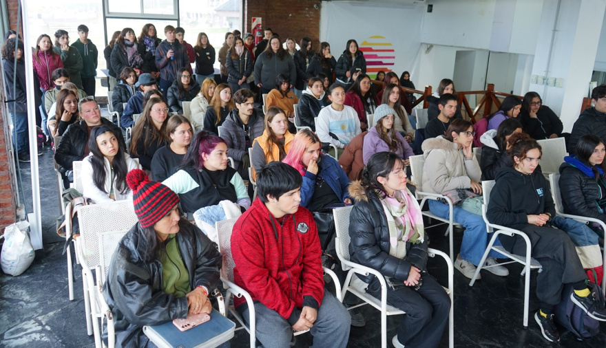 La gestión municipal sostiene las becas estudiantiles y acompaña a 150 jóvenes del distrito