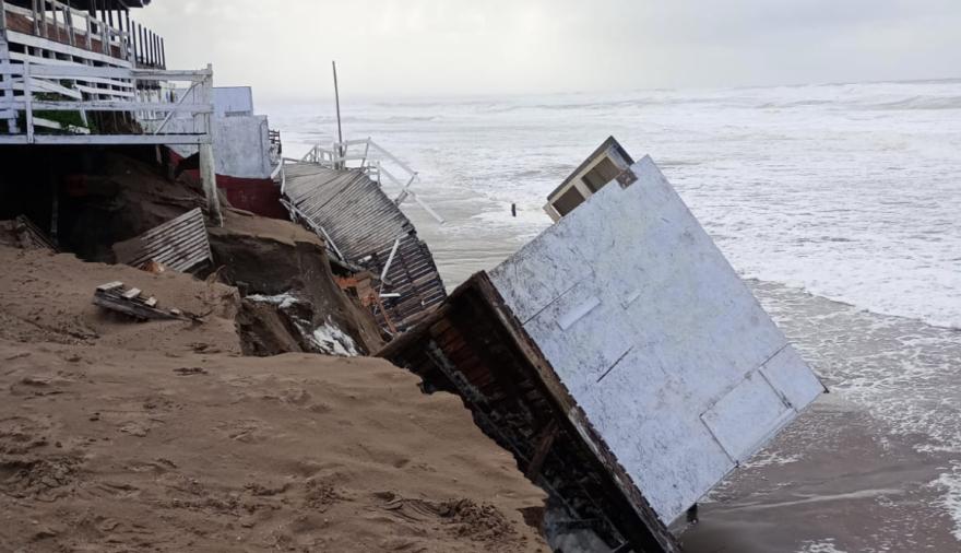 Temporal en Necochea: clausuran accesos a Kabryl y Costa Bonita por riesgo de derrumbes