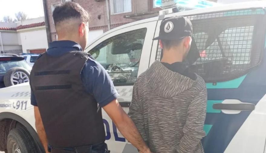 Amenazó de muerte a un policía e intentó atacarlo con un cuchillo