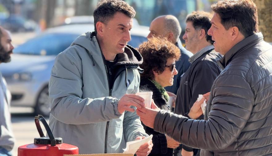 Polémica en Necochea: críticas a concejales libertarios por repartir pastelitos mientras avanza la quita de la Zona Fría
