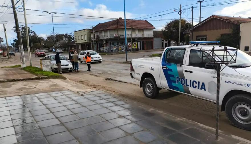 Choque entre un remís y una moto en 75 y 70: un joven sufrió lesiones leves y secuestraron el rodado por falta de seguro