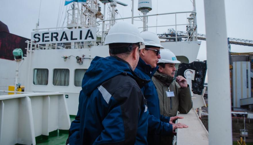 Puerto Quequén concretó una nueva gran exportación de soja a China: Carrillo recorrió la operatoria del buque "Seralia"