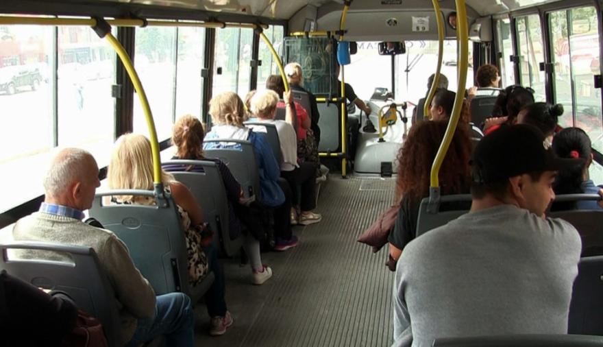 Acuerdo por el transporte: los trabajadores de los “micros verdes” pasarán a la empresa de los “azules” y el servicio se normalizará este martes