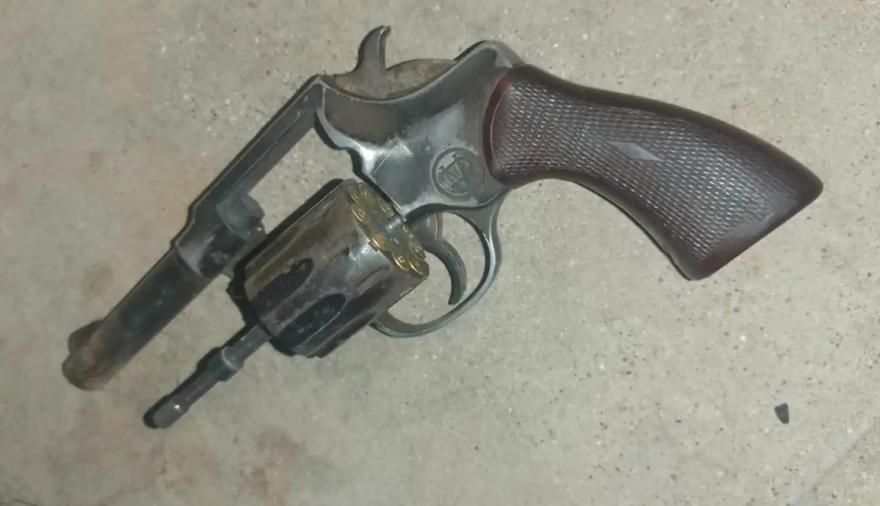 Detuvieron a un hombre que caminaba por los techos con un revólver cargado