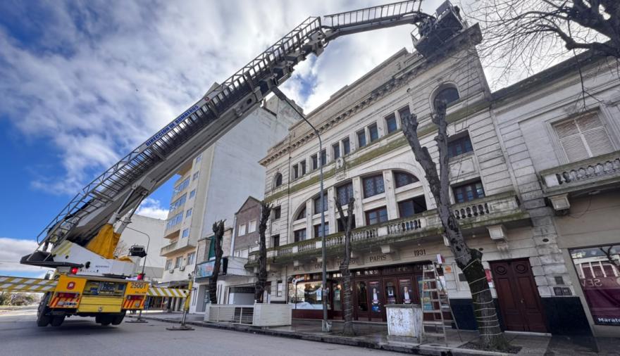 En la antesala de sus 95 años, el Cine Teatro París recuperó el brillo de su histórica fachada