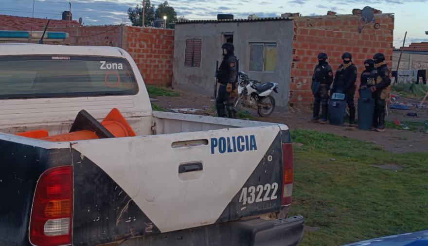 Dos allanamientos permitieron esclarecer robos, recuperar una moto y materiales de construcción en Necochea y Quequén