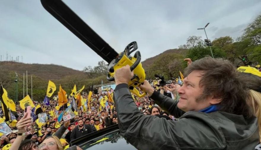Recortaron subsidios, frenaron obras y despidieron miles de empleados: ¿dónde está la plata?