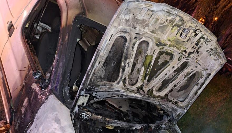 Bomberos y Defensa Civil sofocaron el incendio de un vehículo en la madrugada