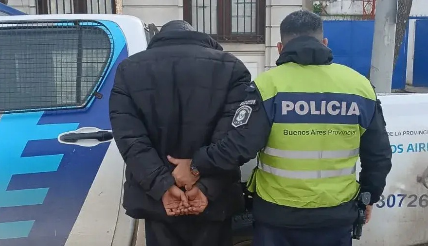 Entró a una vivienda, robó un celular y fue detenido a pocas cuadras